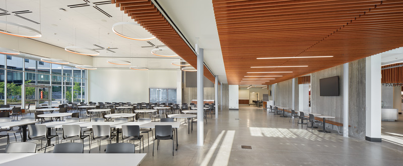 Press kit | 2941-04 - Press release | Newnham Campus Food Hall, Seneca College - Taylor Smyth Architects - Institutional Architecture -  The new Dining Hall is equipped with two large projection screens, motorized blinds, full AV media capability, and a large format LED screen.  - Photo credit:  Tom Arban Photography Inc. 