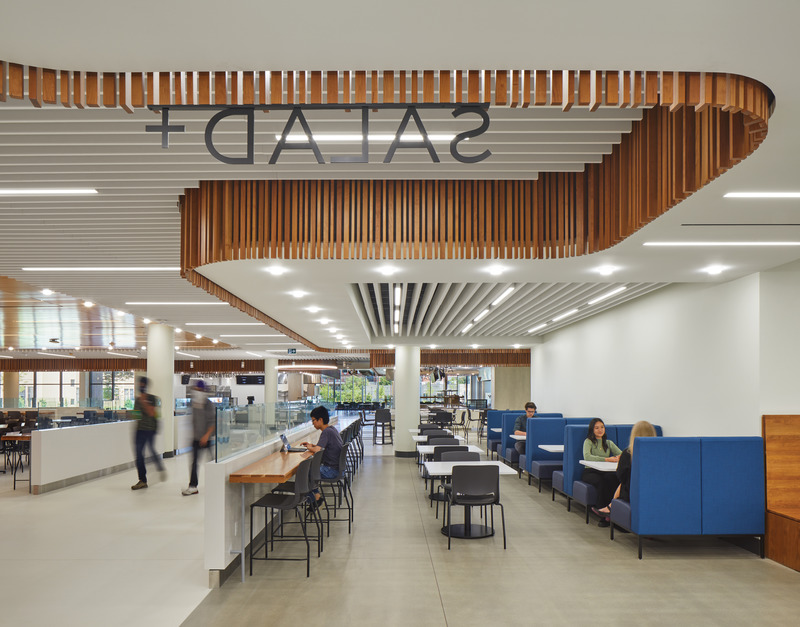 Press kit | 2941-04 - Press release | Newnham Campus Food Hall, Seneca College - Taylor Smyth Architects - Institutional Architecture - The existing campus is defined by a series of buildings connected by a common corridor that originally terminated at a traditional student cafeteria. Taylor Smyth redirected the corridor through the old cafeteria to create a lively pedestrian street lined with food stations, a variety of flexible seating options, banquette seating, and flexible public gathering spaces that can also serve as small event spaces for art shows, buskers, art exhibits etc. - Photo credit: Tom Arban Photography Inc.