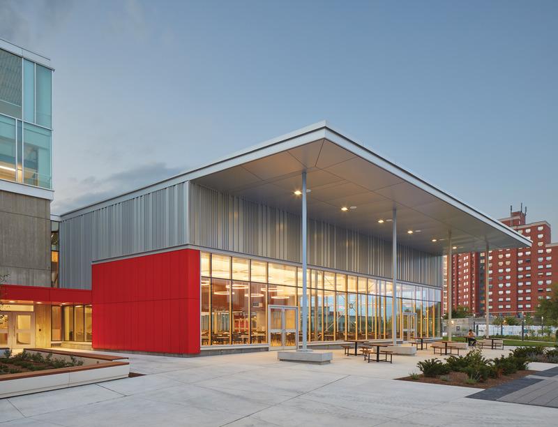 Press kit | 2941-04 - Press release | Newnham Campus Food Hall, Seneca College - Taylor Smyth Architects - Institutional Architecture - A canopied pavilion provides space for students, faculty and staff to dine, study and socialize outdoors. - Photo credit: Tom Arban Photography Inc.