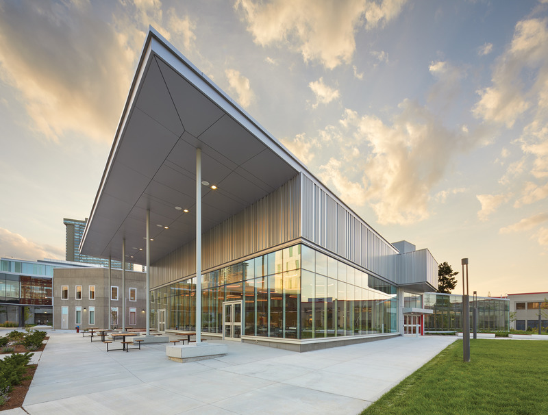 Press kit | 2941-04 - Press release | Newnham Campus Food Hall, Seneca College - Taylor Smyth Architects - Institutional Architecture - A canopied pavilion provides space for students, faculty and staff to dine, study and socialize outdoors. - Photo credit: Tom Arban Photography Inc.