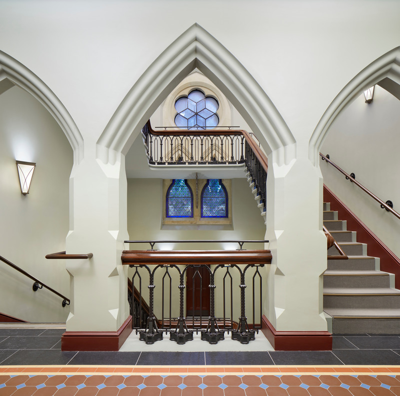Dossier de presse | 612-16 - Communiqué de presse | Catherine Fanous se joint à la direction d'EVOQ en tant qu'associée et directrice du bureau d'Ottawa - EVOQ Architecture - Architecture institutionnelle - Édifice de l'ouest - escalier historique - Crédit photo : Tom Arban