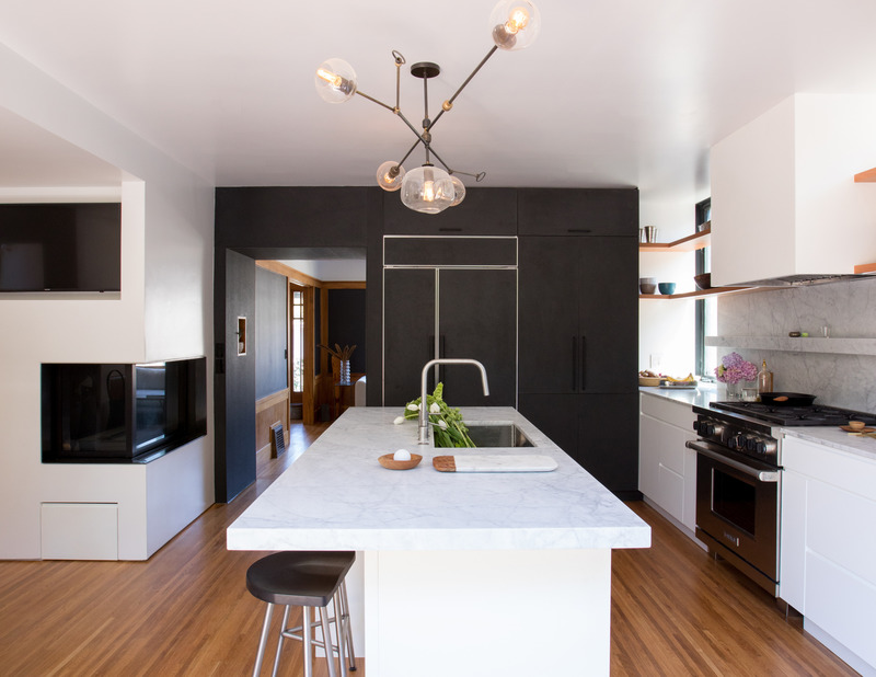Press kit | 2757-25 - Press release | Medium Plenty's Holistic Designs Are Defined by Material Honesty - Medium Plenty - Residential Architecture - Walavista Residence: Medium Plenty designed custom lighting fixtures to further modernize and blend the two spaces. - Photo credit: Melissa Kaseman Photography
