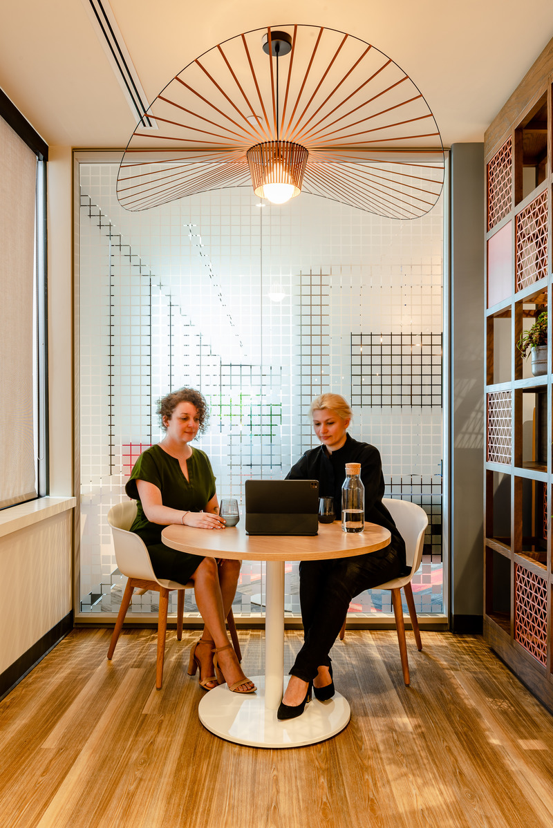 Dossier de presse | 5620-01 - Communiqué de presse | Atelier Monarque Architecture se transforme - Atelier Monarque Architecture - Design d’intérieur commercial - Espace de travail collaboratif chez CAE - Crédit photo : JALQ Photography