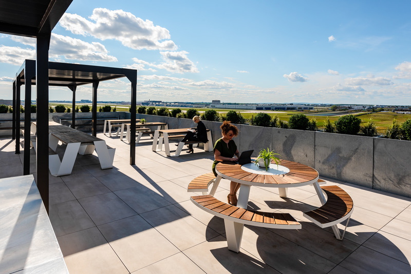 Dossier de presse | 5620-01 - Communiqué de presse | Atelier Monarque Architecture se transforme - Atelier Monarque Architecture - Design d’intérieur commercial - Terrasse Limonade chez CAE - Crédit photo : JALQ Photography