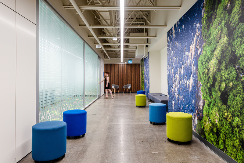 Dossier de presse | 5620-01 - Communiqué de presse | Atelier Monarque Architecture se transforme - Atelier Monarque Architecture - Design d’intérieur commercial - Couloir au siège social de CAE - Crédit photo : JALQ Photography