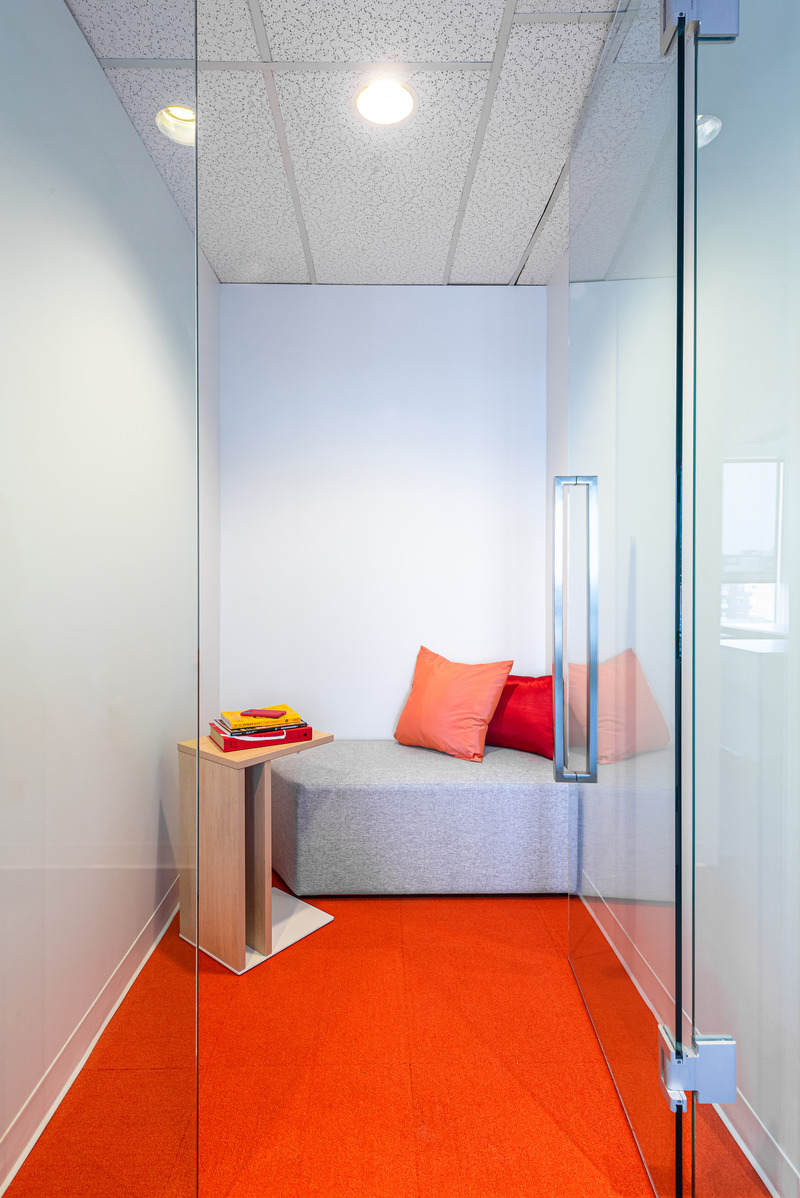 Dossier de presse | 5620-01 - Communiqué de presse | Atelier Monarque Architecture se transforme - Atelier Monarque Architecture - Design d’intérieur commercial - Cabine téléphonique chez CIMA+ - Crédit photo : JALQ Photography