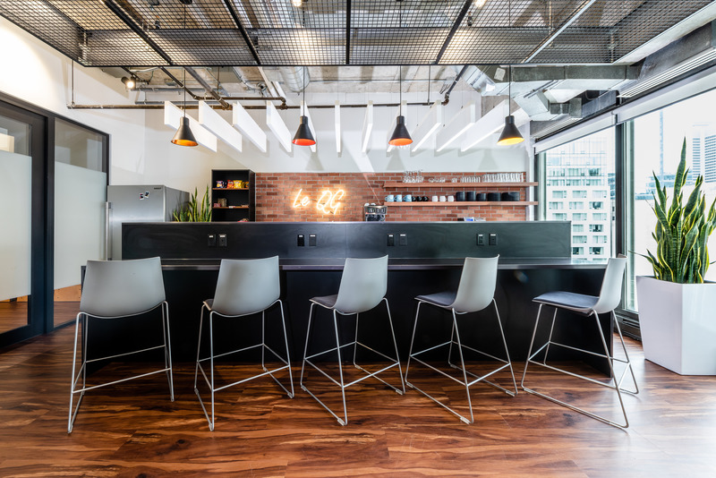 Dossier de presse | 5620-01 - Communiqué de presse | Atelier Monarque Architecture se transforme - Atelier Monarque Architecture - Design d’intérieur commercial - Cafétéria QG chez Groupe RP - Crédit photo : JALQ Photography