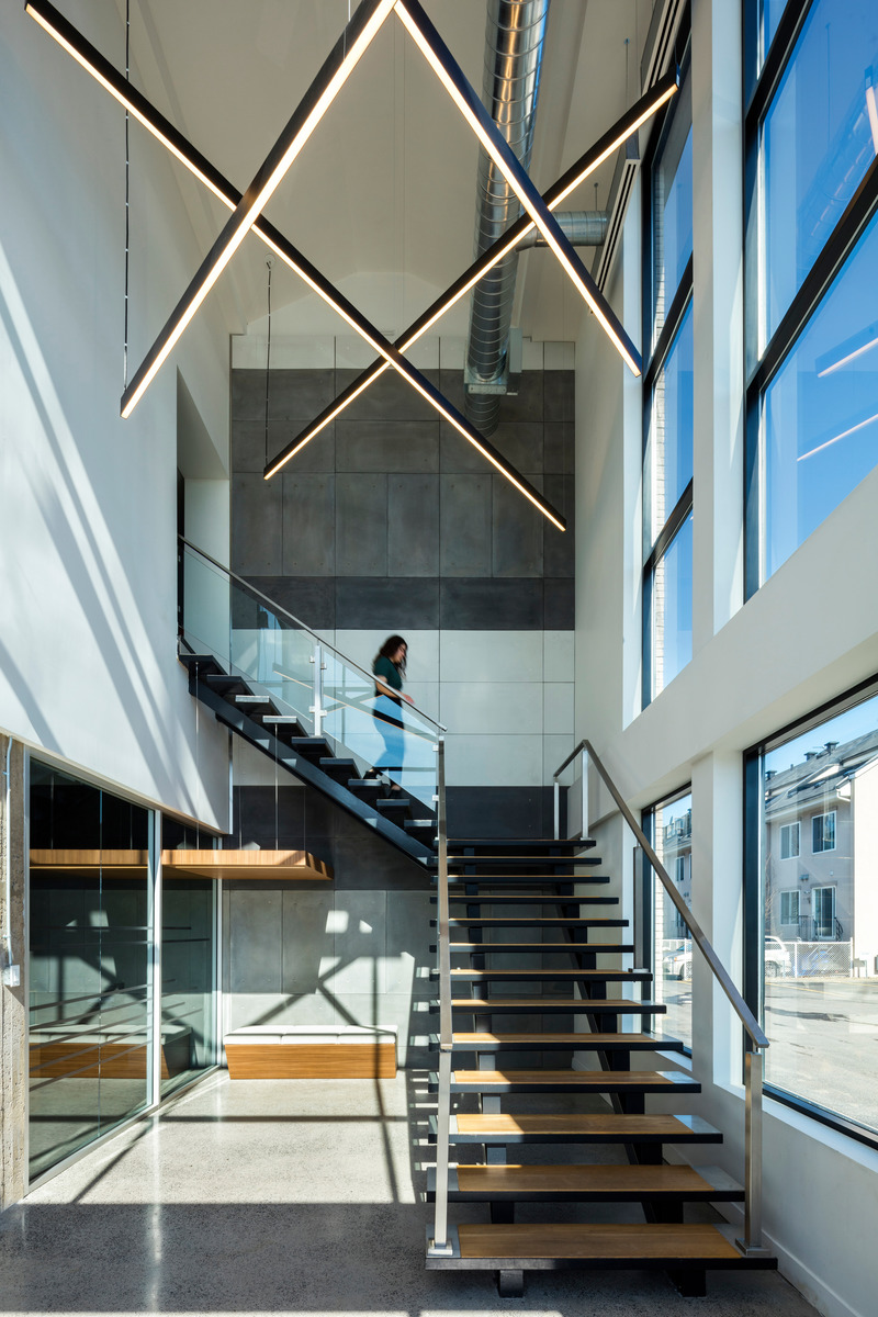Dossier de presse | 5620-01 - Communiqué de presse | Atelier Monarque Architecture se transforme - Atelier Monarque Architecture - Design d’intérieur commercial - Rénovation de l'escalier principal dans le hall de la compagnie Univesta - Crédit photo : François LeClair