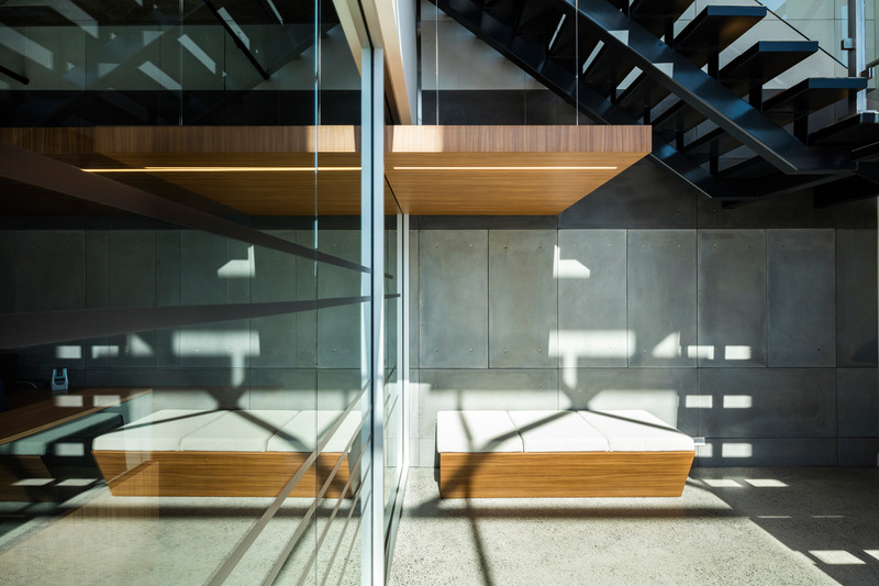 Dossier de presse | 5620-01 - Communiqué de presse | Atelier Monarque Architecture se transforme - Atelier Monarque Architecture - Design d’intérieur commercial - Banquette dans le hall de la compagnie Univesta - Crédit photo : François LeClair
