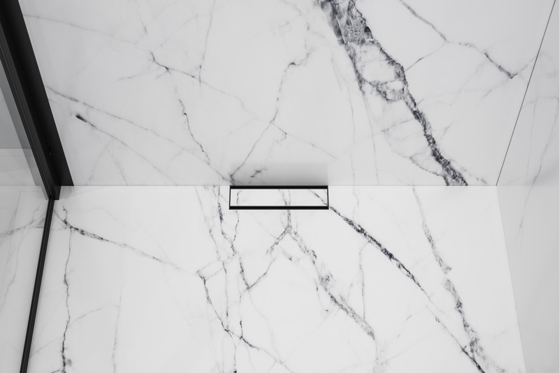 Dossier de presse | 5809-01 - Communiqué de presse | QM Drain Supreme Tile-in+ remporte le prix Architizer A+Product Awards 2021 dans la catégorie équipement de salle de bain - QM Drain - Concours -    Supreme Tile-In+ en noir     - Crédit photo : Roberto Palma