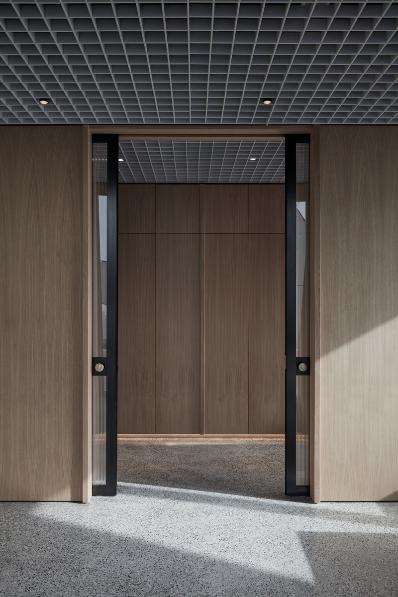 Dossier de presse | 3809-06 - Communiqué de presse | Power in Simplicity - VSHD Design - Design d’intérieur commercial - Entrance  - Crédit photo : Oculis Project