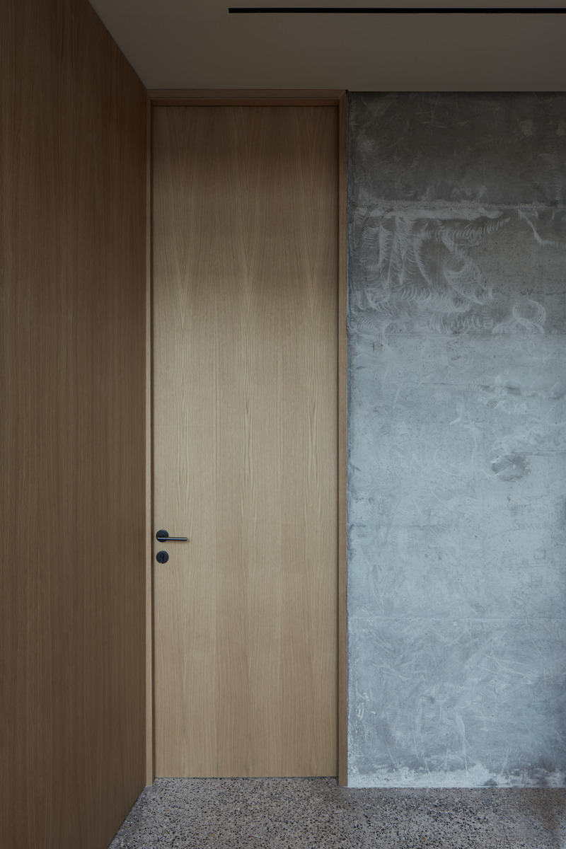 Dossier de presse | 3809-06 - Communiqué de presse | Power in Simplicity - VSHD Design - Design d’intérieur commercial - Doors Detail - Crédit photo : Oculis Project