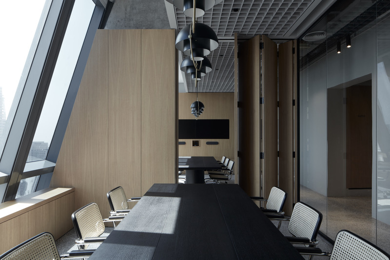 Dossier de presse | 3809-06 - Communiqué de presse | Power in Simplicity - VSHD Design - Design d’intérieur commercial - Meeting room - Crédit photo : Oculis Project