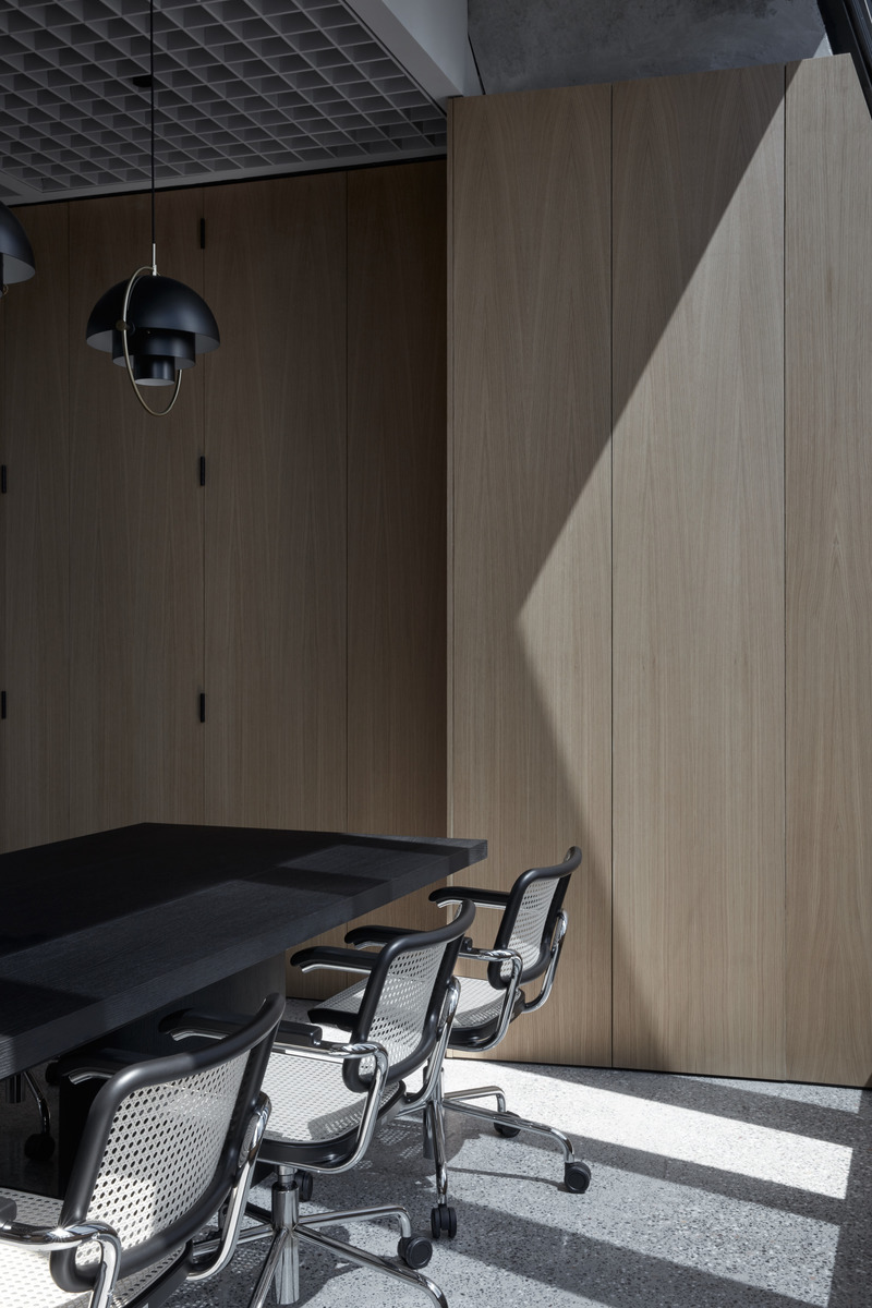 Dossier de presse | 3809-06 - Communiqué de presse | Power in Simplicity - VSHD Design - Design d’intérieur commercial - Meeting room - Crédit photo : Oculis Project