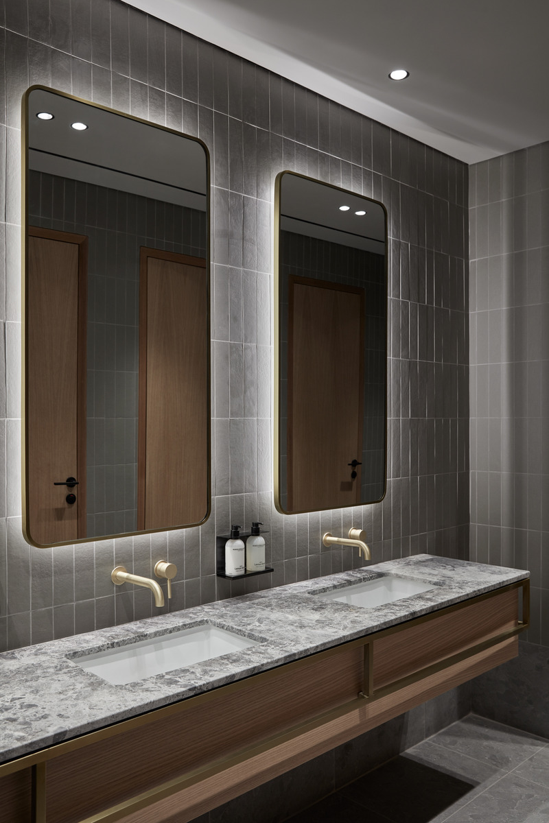 Dossier de presse | 3809-06 - Communiqué de presse | Power in Simplicity - VSHD Design - Design d’intérieur commercial - Bathroom - Crédit photo : Oculis Project
