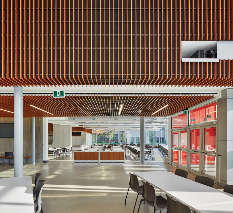 Press kit | 2941-04 - Press release | Newnham Campus Food Hall, Seneca College - Taylor Smyth Architects - Institutional Architecture - The new Dining Hall is equipped with two large projection screens, motorized blinds, full AV media capability, and a large format LED screen. - Photo credit: Tom Arban Photography Inc.
