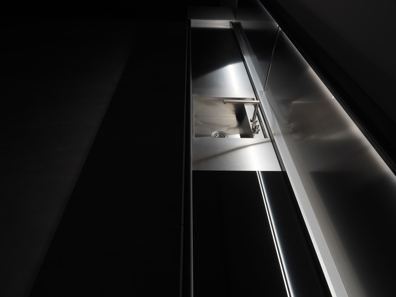 Dossier de presse | 4555-01 - Communiqué de presse | How a Dynamic Countertop Transforms the Kitchen - Nero Cucine - Produit - The stainless steel undercounter, sink and pull up faucet. - Crédit photo : Nero Cucine
