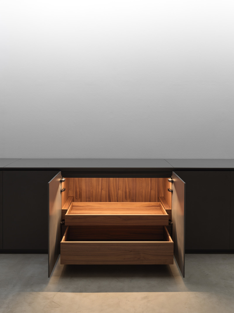 Dossier de presse | 4555-01 - Communiqué de presse | How a Dynamic Countertop Transforms the Kitchen - Nero Cucine - Produit - Drawers can be made in dovetail solid wood. - Crédit photo : Nero Cucine