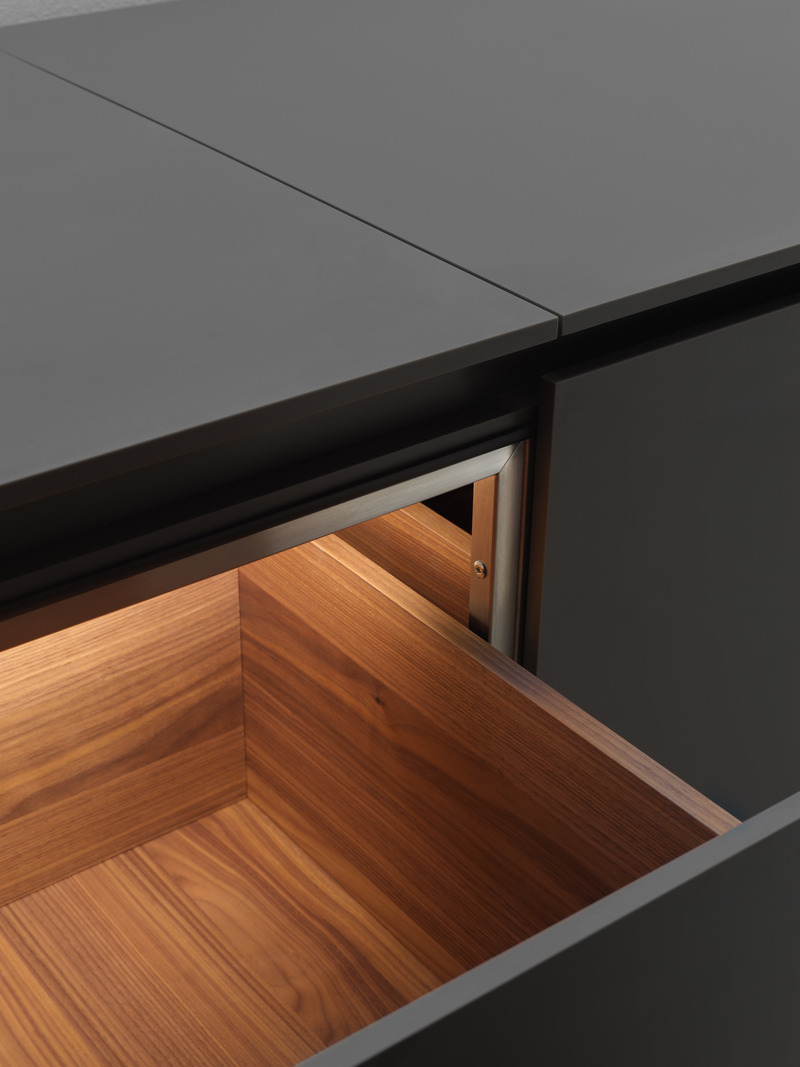 Dossier de presse | 4555-01 - Communiqué de presse | How a Dynamic Countertop Transforms the Kitchen - Nero Cucine - Produit - <p>A detail of the innovative tubular structure inside.</p> - Crédit photo : Nero Cucine