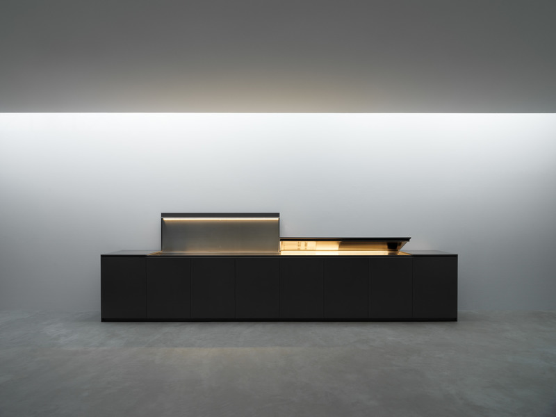 Dossier de presse | 4555-01 - Communiqué de presse | How a Dynamic Countertop Transforms the Kitchen - Nero Cucine - Produit - <p>The flap up countertop integrates an LED strip underneath. </p> - Crédit photo : Nero Cucine