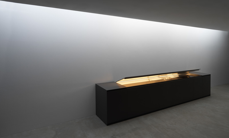 Dossier de presse | 4555-01 - Communiqué de presse | How a Dynamic Countertop Transforms the Kitchen - Nero Cucine - Produit - Lifting up the countertop, unveiling the light from within. - Crédit photo : Nero Cucine