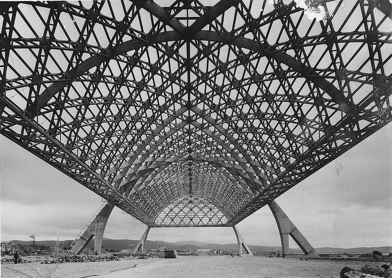 Dossier de presse | 748-42 - Communiqué de presse | Le Centre de design de l’UQAM présente l’exposition Pier Luigi Nervi : maître concepteur / bâtisseur - Centre de design de l'UQAM - Architecture institutionnelle - Pier Luigi Nervi, La structure de l'un des hangars d'Orbetello en construction - Crédit photo : Photographe inconnu, ca.1939, courtoisie Projet Pier Luigi Nervi, Bruxelles