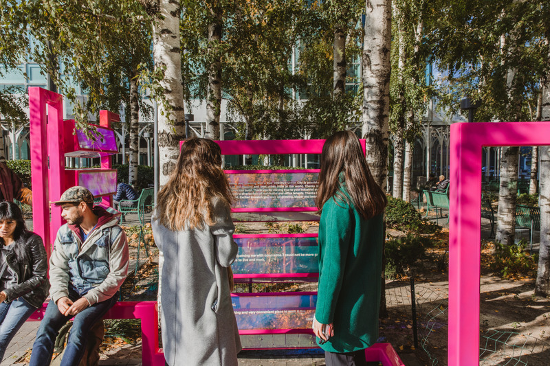 Press kit | 5595-03 - Press release | A Playful Gesture Designed to Evoke Communal Connection in Long Island City, NY - The Urban Conga & Hive Public Space - Art - This image shows visitors reading and discussing the love notes to Long Island City on the work.  - Photo credit: Savannah Lauren