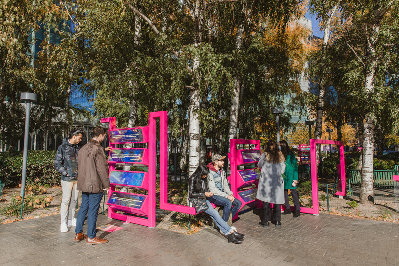 Press kit | 5595-03 - Press release | A Playful Gesture Designed to Evoke Communal Connection in Long Island City, NY - The Urban Conga & Hive Public Space - Art - Ribbon was designed to serve as a social hub for the community to reconnect with one another.  - Photo credit: Savannah Lauren