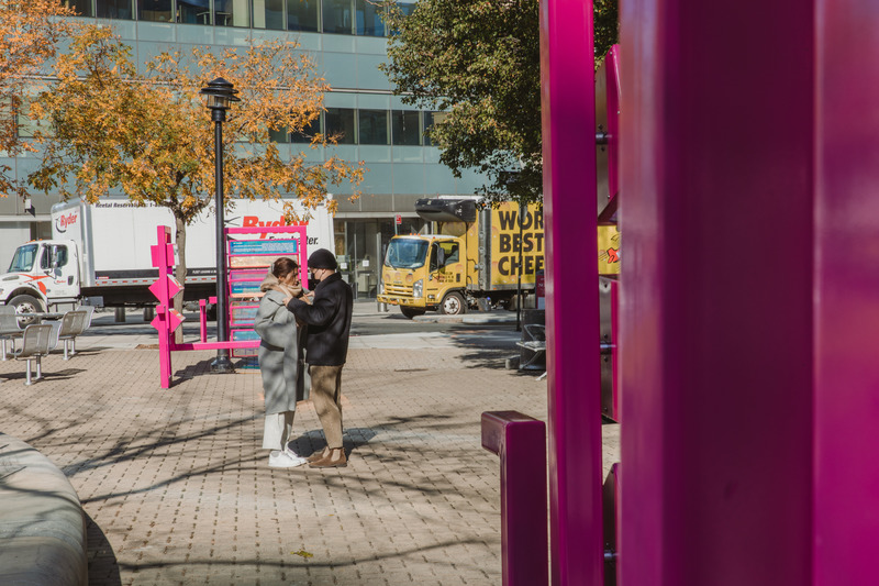 Press kit | 5595-03 - Press release | A Playful Gesture Designed to Evoke Communal Connection in Long Island City, NY - The Urban Conga & Hive Public Space - Art -  A couple takes a moment with each other in-between two of the pieces. - Photo credit: Savannah Lauren