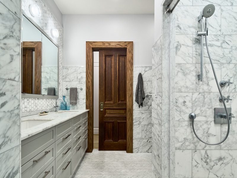 Press kit | 4672-01 - Press release | Historic Harlem House Modern Restoration - MESH Architectures - Residential Architecture - Primary bathroom - Photo credit: Frank Oudeman