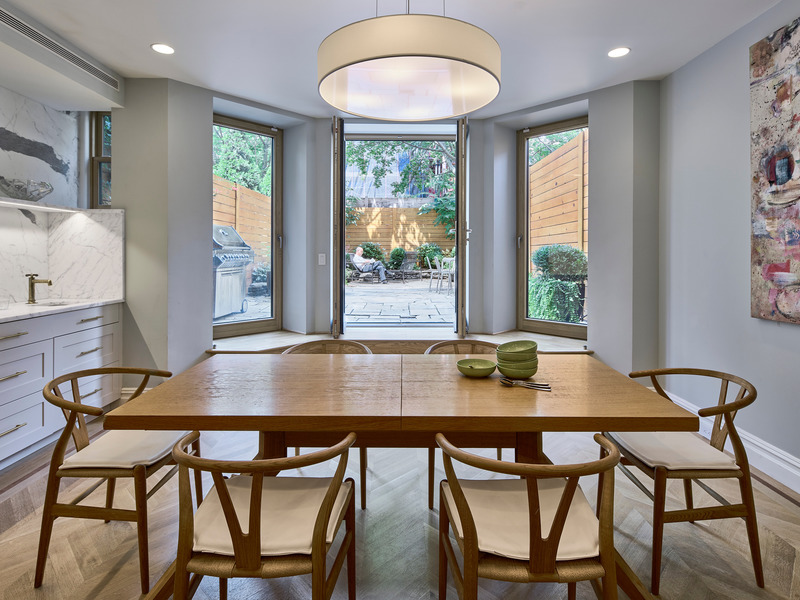 Press kit | 4672-01 - Press release | Historic Harlem House Modern Restoration - MESH Architectures - Residential Architecture - Dining room and garden - Photo credit: Frank Oudeman