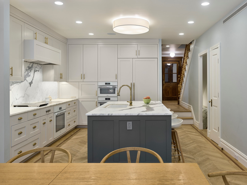 Press kit | 4672-01 - Press release | Historic Harlem House Modern Restoration - MESH Architectures - Residential Architecture - Custom-built kitchen - Photo credit: Frank Oudeman