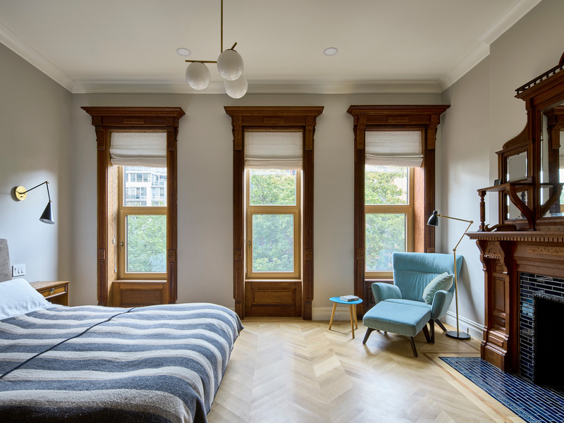 Press kit | 4672-01 - Press release | Historic Harlem House Modern Restoration - MESH Architectures - Residential Architecture -  Primary bedroom  - Photo credit: Frank Oudeman
