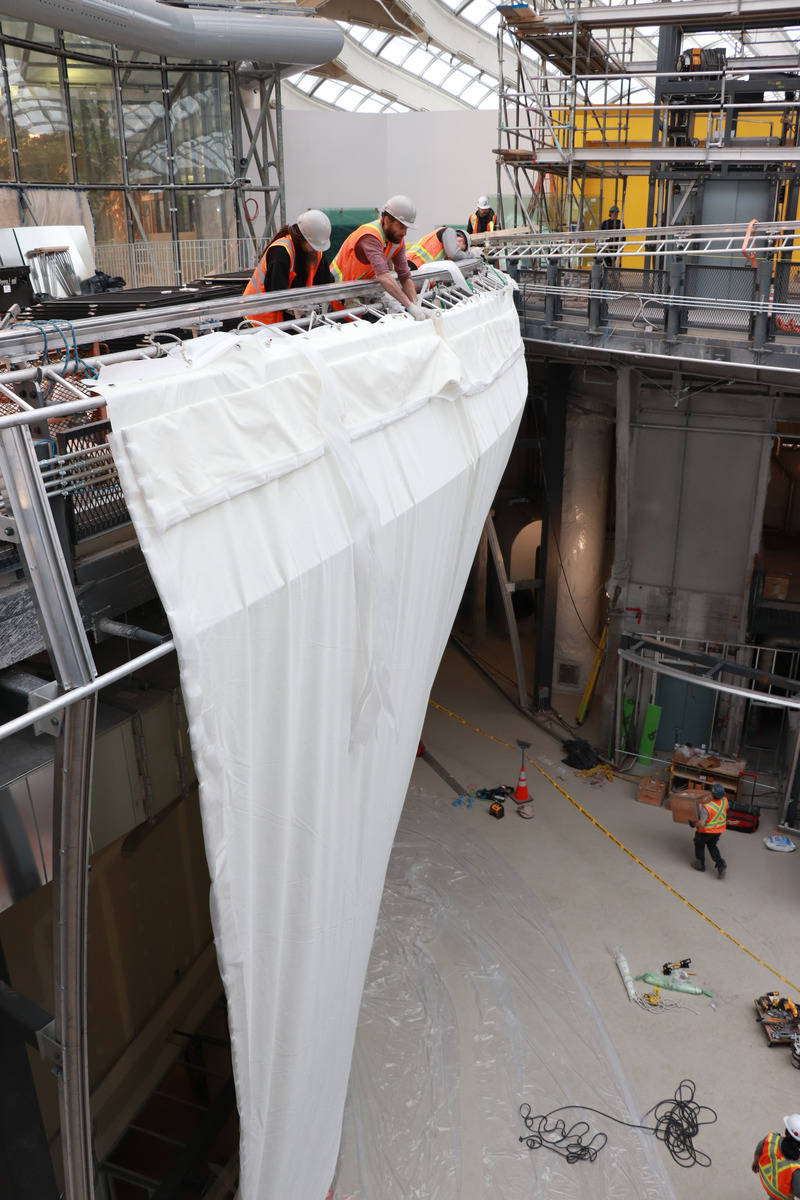 Dossier de presse | 2627-01 - Communiqué de presse | L’architecture textile de Sollertia embrasse la relation symbiotique entre l’art et la science - Sollertia - Architecture commerciale -  Biodôme - Noyau, installation de la toile<br>  - Crédit photo :   Olivier Le Bel, Sollertia 