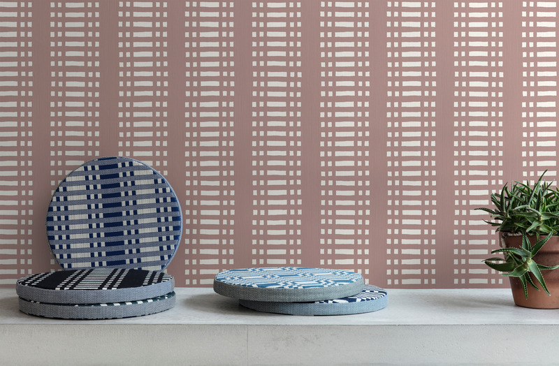 Dossier de presse | 3279-08 - Communiqué de presse | A Classic of Scandinavian Design Debuts as Wallpaper - Feathr - Produit - Nereus wallpaper in Rose, shown with Johanna Gullichsen disc cushions from the Normandie collection - Crédit photo : Johanna Gullichsen
