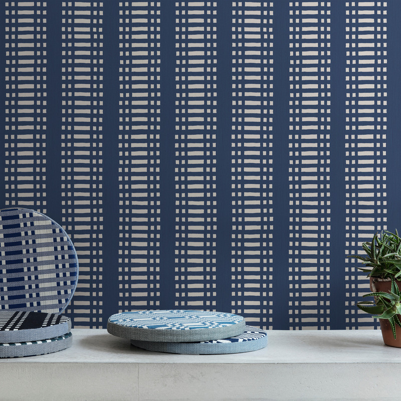 Dossier de presse | 3279-08 - Communiqué de presse | A Classic of Scandinavian Design Debuts as Wallpaper - Feathr - Produit - Nereus wallpaper in Dark Blue, shown with Johanna Gullichsen disc cushions from the Normandie collection - Crédit photo : Johanna Gullichsen