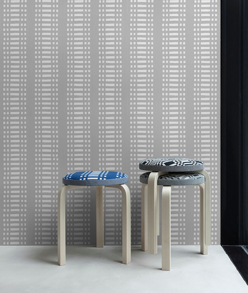 Dossier de presse | 3279-08 - Communiqué de presse | A Classic of Scandinavian Design Debuts as Wallpaper - Feathr - Produit - Nereus wallpaper in Pearl, shown with Johanna Gullichsen disc cushions from the Normandie collection - Crédit photo : Johanna Gullichsen