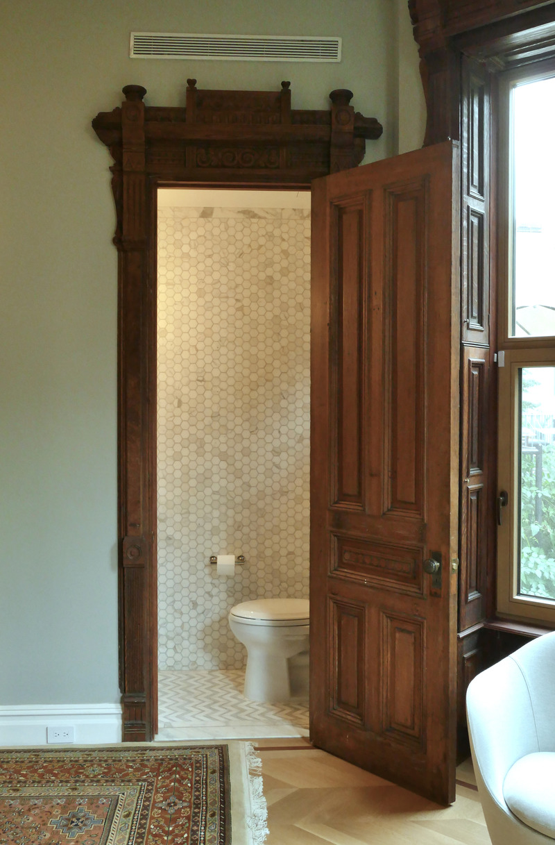 Press kit | 4672-01 - Press release | Historic Harlem House Modern Restoration - MESH Architectures - Residential Architecture - Powder room at living room - Photo credit: MESH Architectures