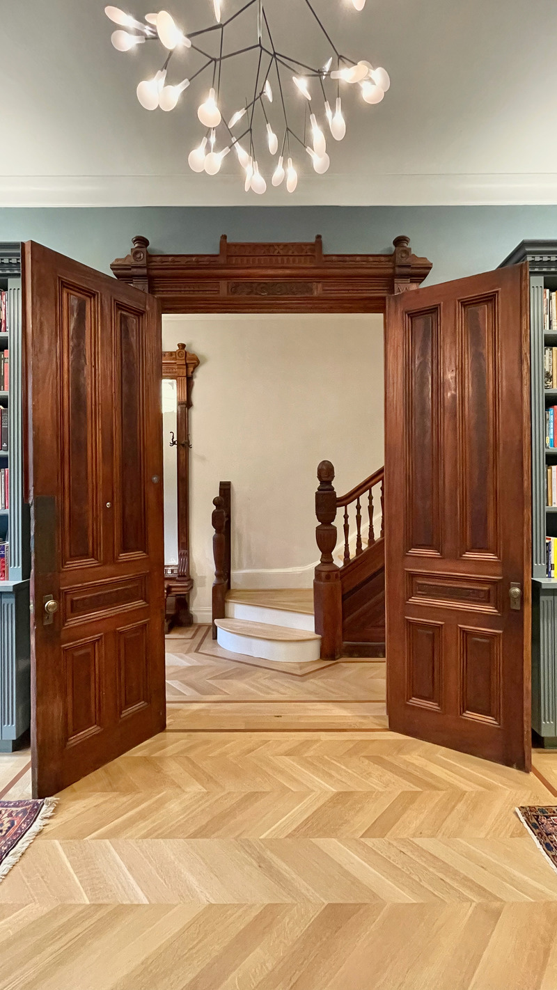 Press kit | 4672-01 - Press release | Historic Harlem House Modern Restoration - MESH Architectures - Residential Architecture - Library to entrance hall - Photo credit: MESH Architectures
