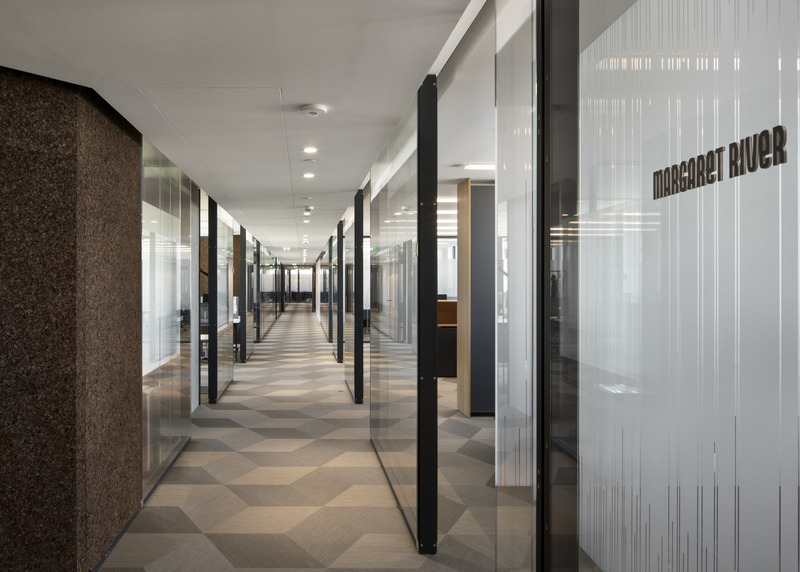 Dossier de presse | 2211-03 - Communiqué de presse | Moët Hennessy, nouveaux espaces de travail à Paris - Barbarito Bancel Architectes - Architecture commerciale - Crédit photo : Alessandra Chemollo