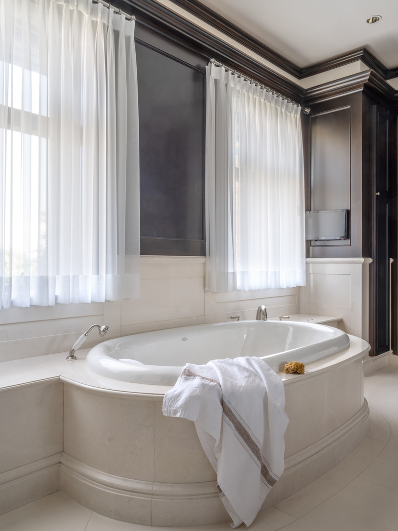 Dossier de presse | 734-04 - Communiqué de presse | Life as Art: Martha Franco’s Timeless Curation of Heritage and Art - Martha Franco Architecture & Design - Design d’intérieur résidentiel - Master Bathroom - Crédit photo : Nicolas Ruel
