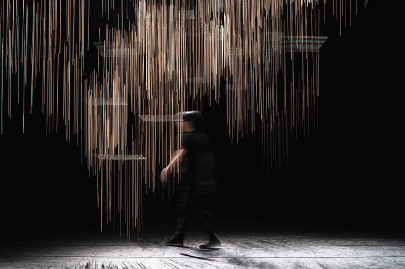 Press kit | 3767-02 - Press release | The installation "Fragrance with Lotus Flowers" for Japanese Dance Wins two Awards, BoY Honoree and AMP Best of Best - NAKAMURA KAZUNOBU DESIGN-WORKS - Art -  This installation can be developed in a variety of ways to suit different spaces by changing the number of lines and the arrangement of the lines.  - Photo credit: <font style="vertical-align: inherit;"><font style="vertical-align: inherit;">photo by masaki komatsu</font></font>