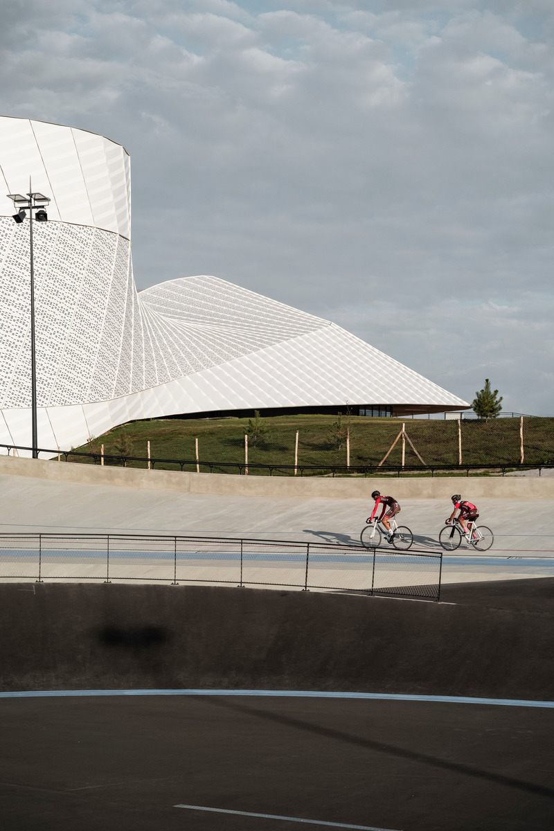 Dossier de presse | 972-06 - Communiqué de presse | Espace Mayenne - Hérault Arnod Architectures - Architecture institutionnelle - Vue du vélodrome - Crédit photo :  Cyrille Weiner 