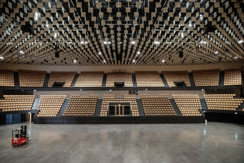 Dossier de presse | 972-06 - Communiqué de presse | Espace Mayenne - Hérault Arnod Architectures - Architecture institutionnelle -  La grande salle sport et spectacle - Crédit photo :  Cyrille Weiner 