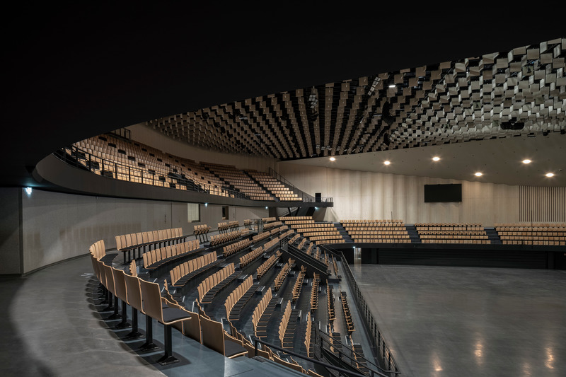 Dossier de presse | 972-06 - Communiqué de presse | Espace Mayenne - Hérault Arnod Architectures - Architecture institutionnelle - La grande salle sport et spectacle - Crédit photo :  Cyrille Weiner 