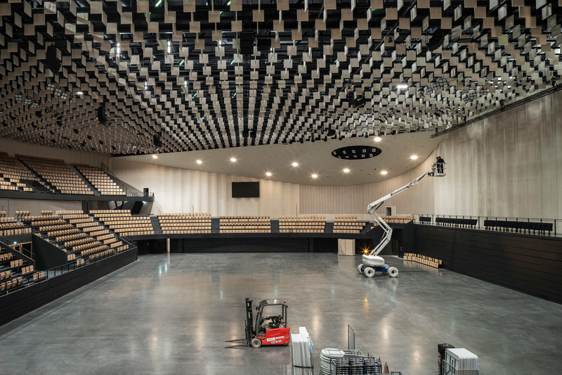 Dossier de presse | 972-06 - Communiqué de presse | Espace Mayenne - Hérault Arnod Architectures - Architecture institutionnelle - La grande salle sport et spectacle - Crédit photo :  Cyrille Weiner 