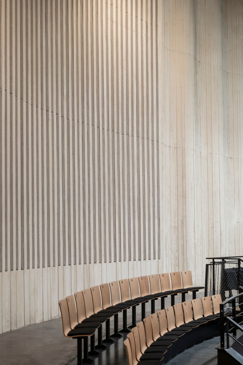 Dossier de presse | 972-06 - Communiqué de presse | Espace Mayenne - Hérault Arnod Architectures - Architecture institutionnelle - La grande salle sport et spectacle - Crédit photo :  Cyrille Weiner 