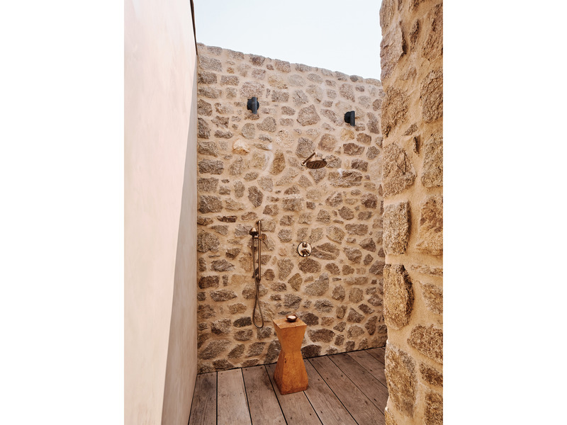Dossier de presse | 2757-26 - Communiqué de presse | Modern Sustainability in Big Sur - Studio Schicketanz - Architecture résidentielle -  <p>An outdoor shower off of the primary bedroom creates a luxurious experience that feels integrated into the landscape. </p>  - Crédit photo : Joe Fletcher Photography