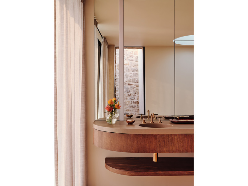 Dossier de presse | 2757-26 - Communiqué de presse | Modern Sustainability in Big Sur - Studio Schicketanz - Architecture résidentielle -  Custom cabinetry and "Litze" Collection fixtures by Brizo can be found in the primary bathroom. - Crédit photo : Joe Fletcher Photography