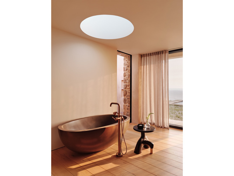 Dossier de presse | 2757-26 - Communiqué de presse | Modern Sustainability in Big Sur - Studio Schicketanz - Architecture résidentielle -  The "Vegas" tub by Concreteworks is prominently featured below a circular skylight in the primary bathroom.   - Crédit photo : Joe Fletcher Photography